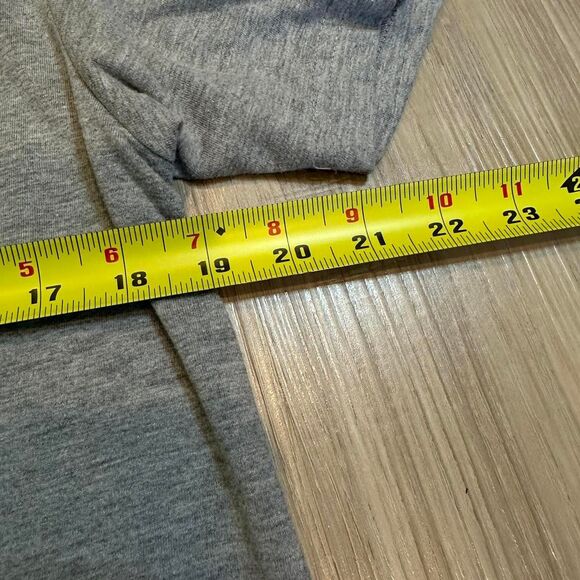Levi's grey with Logo t-shirt. Perfect for outdoors and fall layering.  Size M. - Picture 4 of 5